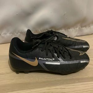Boys Nike Phantom soccer cleats Size 13.5